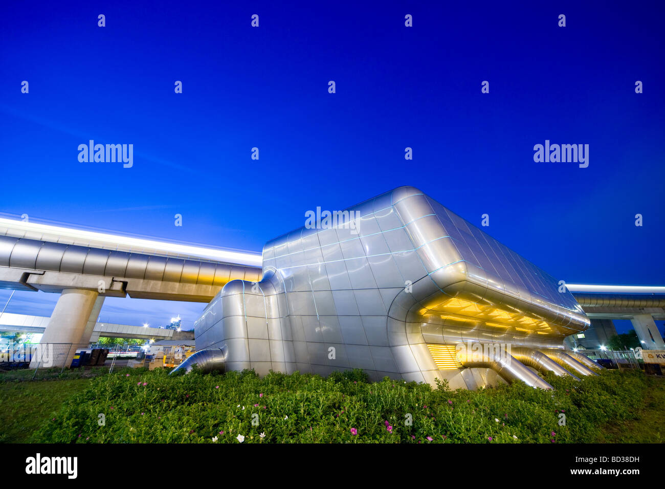 Booster Abwasserpumpwerk Amsterdam Booster Bahnhof Süd. Gewinner des niederländischen nationalen Stahl Award 2006. Einbruch der Dunkelheit. Stockfoto