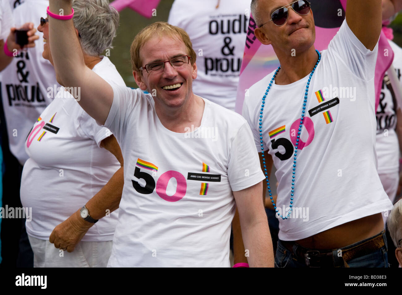 Schwule Senioren 50 + Plus-Zeichen auf ihr Hemd in der 2009 Amsterdam Gay Pride Canal Parade. Stockfoto