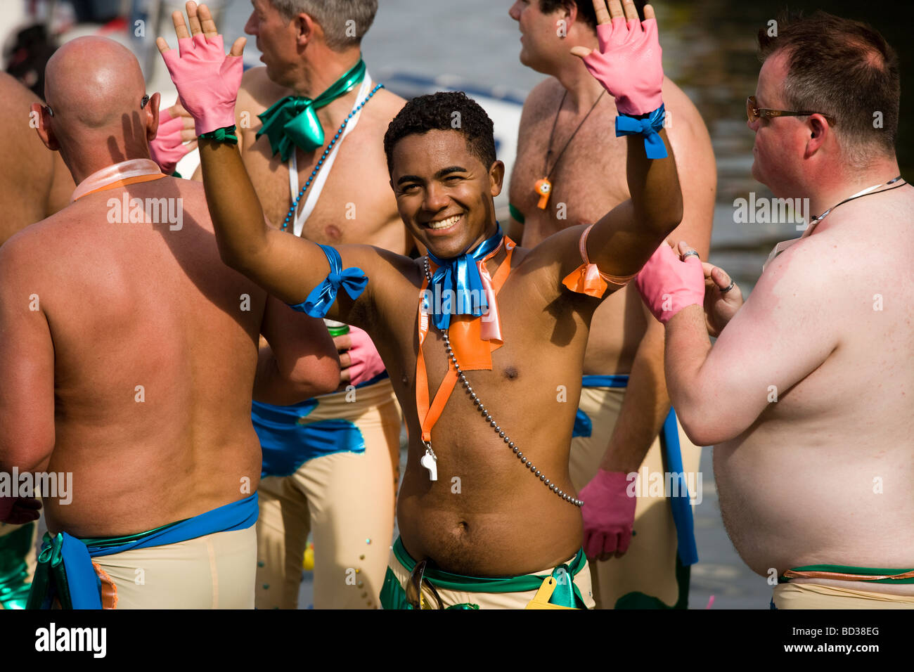 Mitglieder der Gay schwimmen Amsterdam GSA schwimmen Sportclub, an der 2009 Amsterdam Gay Pride Canal Parade teilnehmen. Stockfoto