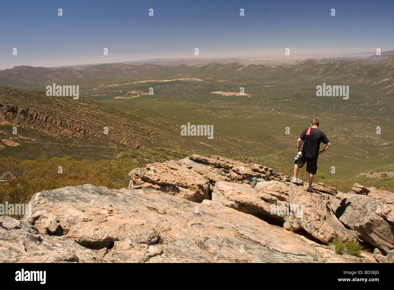 Ein Mann steht auf St Marys Höhepunkt am Wilpena Pound in South Australia Flinders Ranges Stockfoto