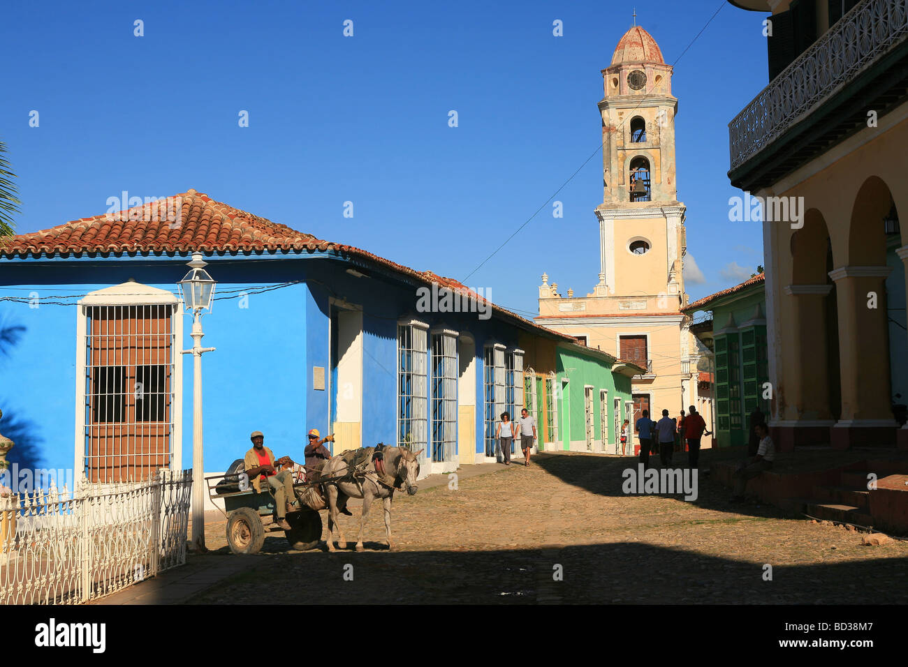 Kuba-Trinidad-Maultier gezeichnete Wagen im Plaza Mayor mit Antiguo Convento de San Francisco de Asis Foto CUBA4896 Copyright Christopher Stockfoto