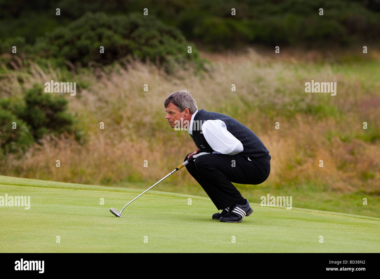 Gary Wolstenholme professioneller Golfspieler Futter bis einen Schlag am Kilmarnock Barassie Golf Club, Troon, Schottland, Großbritannien Stockfoto