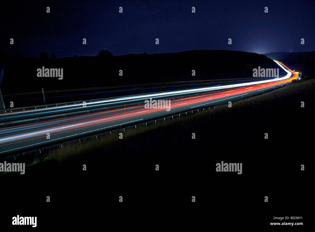 Autobahn A71 in der Nacht (Allier - Frankreich). L' Autoroute A71 de Nuit (Allier 03 - Auvergne - Frankreich). Stockfoto