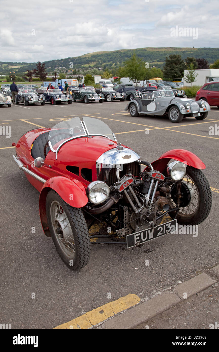 Rot Morgan 3 Wheeler motor Auto durch moderne Morgan Plus 8 bei Jubiläumsfeier Cheltenham Racecourse UK August 2009 Stockfoto