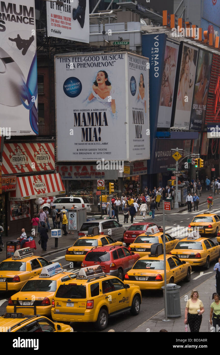 New York Times Square mit gelbes Taxi im Juni Stockfoto