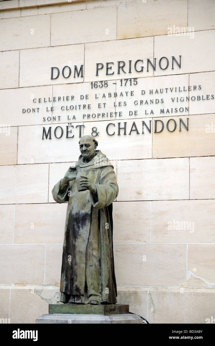 Statue von Dom Perignon außerhalb der Moet & Chandon Champagner-Haus, Epernay, Frankreich. Stockfoto