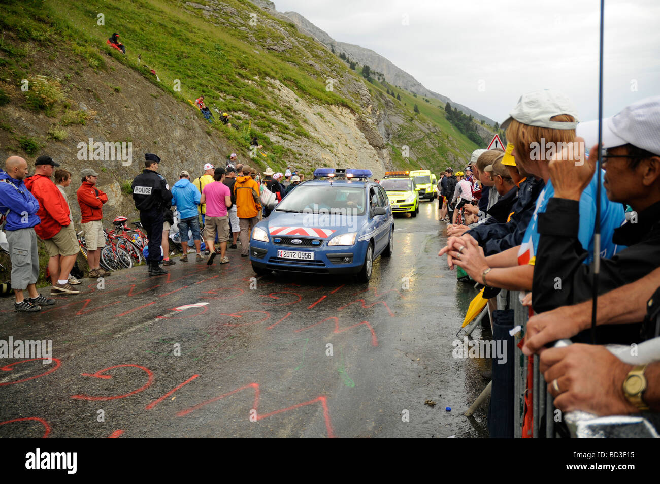 Menschenmenge wartete für TheTour de France 2009, auf dem Gipfel des Col De La Colombiere. Stockfoto