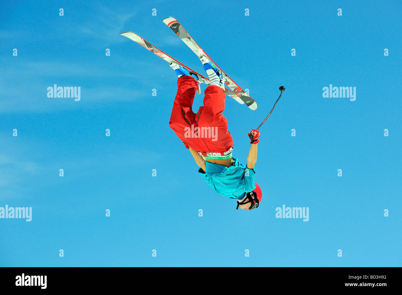 Skifahrer Backflip in die totale Kontrolle Stockfoto