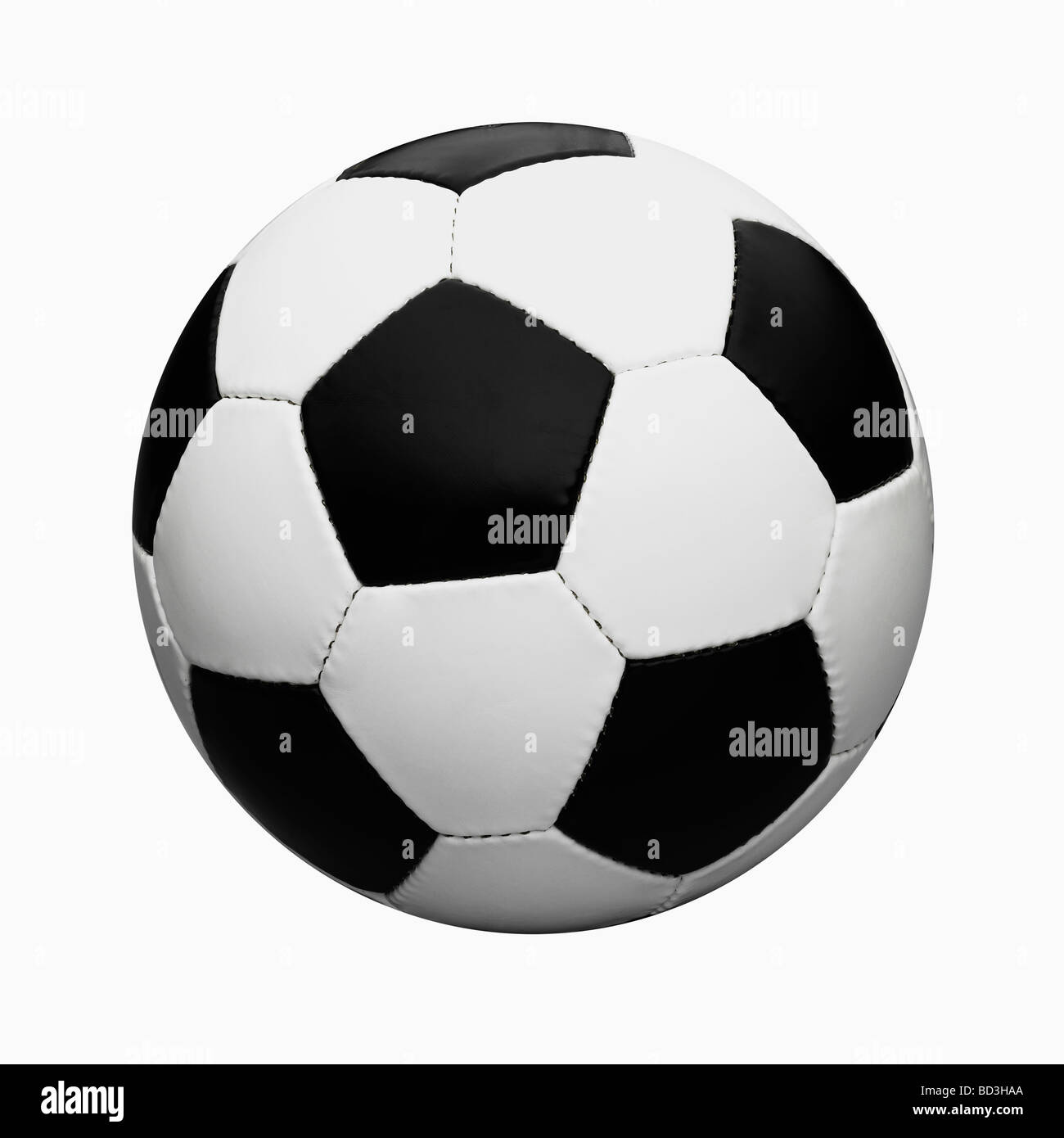 Schwarz / weiß Leder Football / Soccer Ball Freisteller auf weißem Hintergrund. Stockfoto