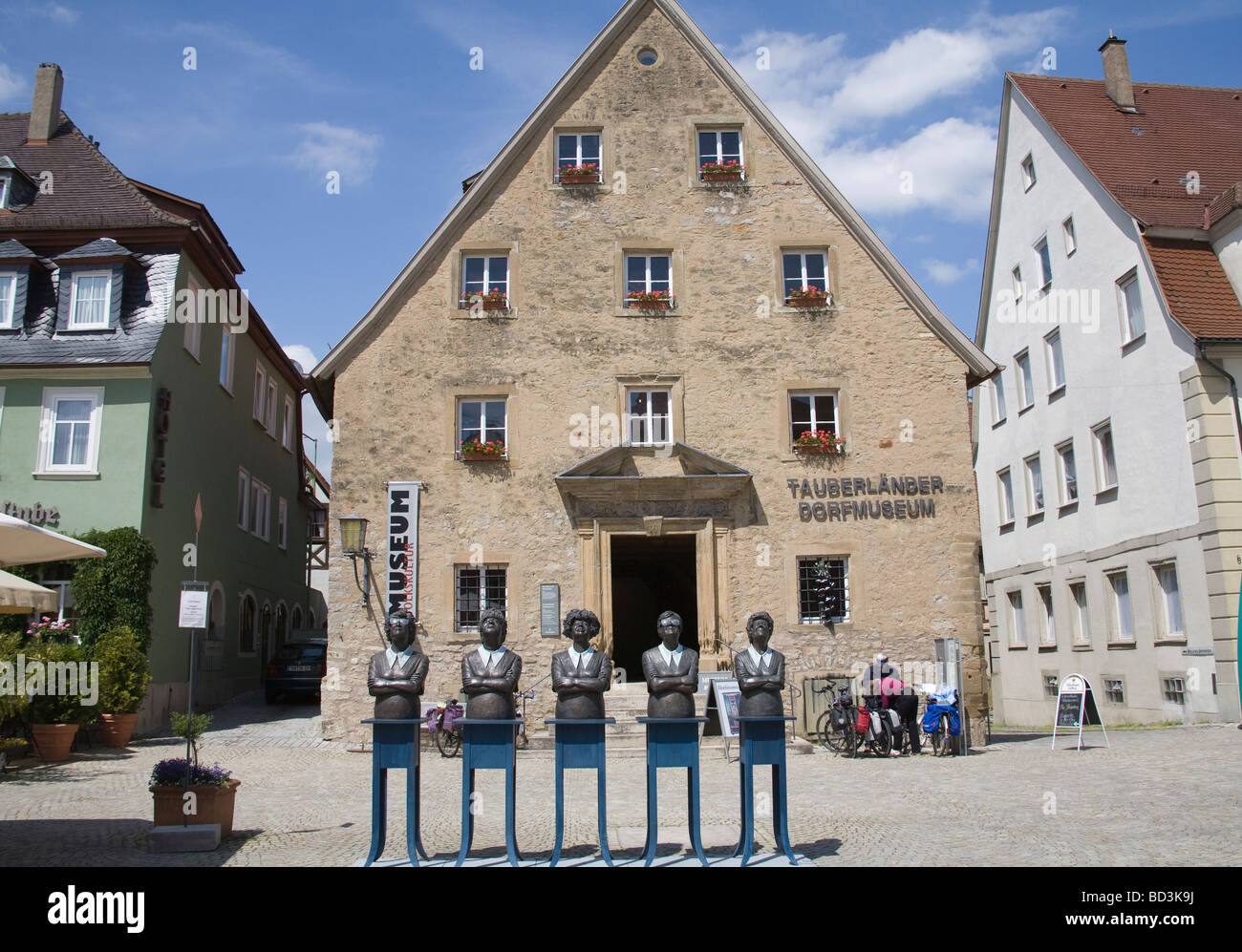 Weikersheim Baden-Württemberg Deutschland EU Skulpturen von fünf Frauen vor Tauberland Museum in Markplatz von Guido Messer Stockfoto