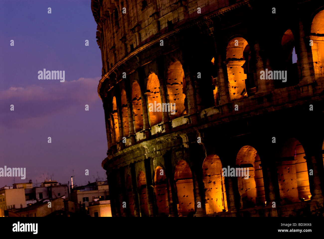 Detail des Kolosseums leuchtet in der Dämmerung, Rom, Italien Stockfoto