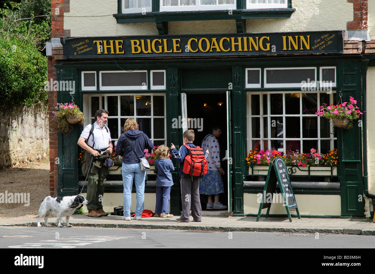 Familie und Hund außerhalb eines englischen Pubs in Yarmouth Isle Of Wight England UK Stockfoto
