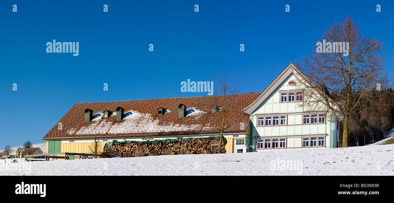 Traditionelle Appenzeller Bauernhaus mit Scheune im winter Stockfoto