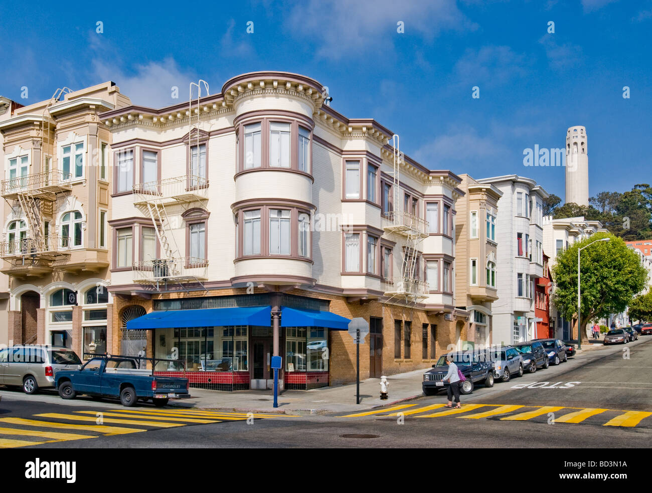 "Filbert Street" in "North Beach" Nachbarschaft mit "Coit Turm", San Francisco, Kalifornien. Stockfoto