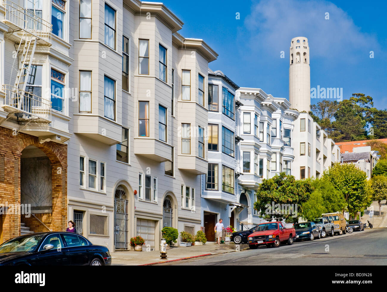 "Filbert Street" in "North Beach" Nachbarschaft mit "Coit Turm", San Francisco, Kalifornien. Stockfoto
