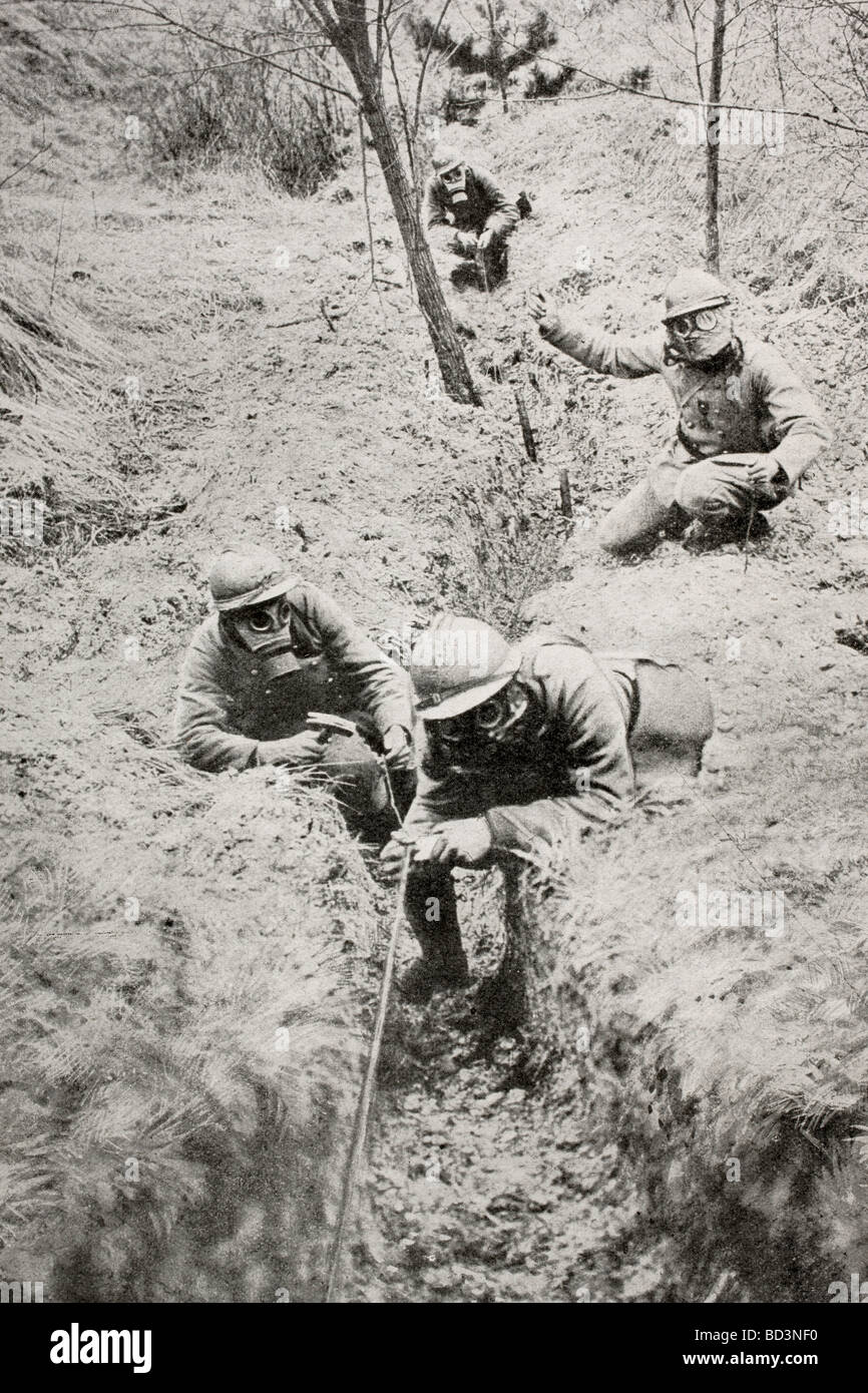 Französische Soldaten Gasmasken lag Telefonleitungen hinter der Front im ersten Weltkrieg Stockfoto
