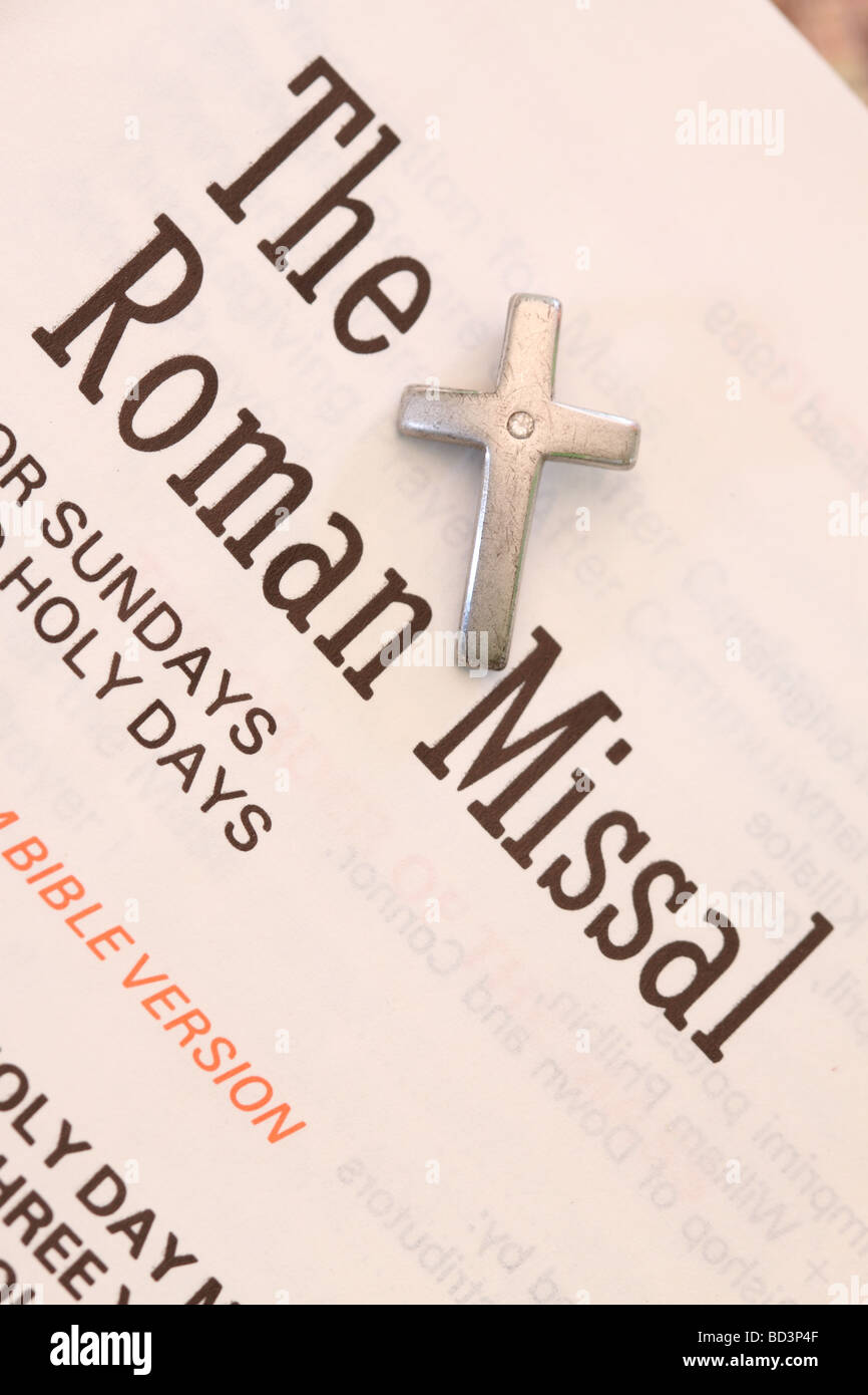 Das Missale Romanum Buch römisch-katholisch Reihenfolge der Gebetsgottesdienst mit Silber christlichen Kruzifix Kreuz Stockfoto