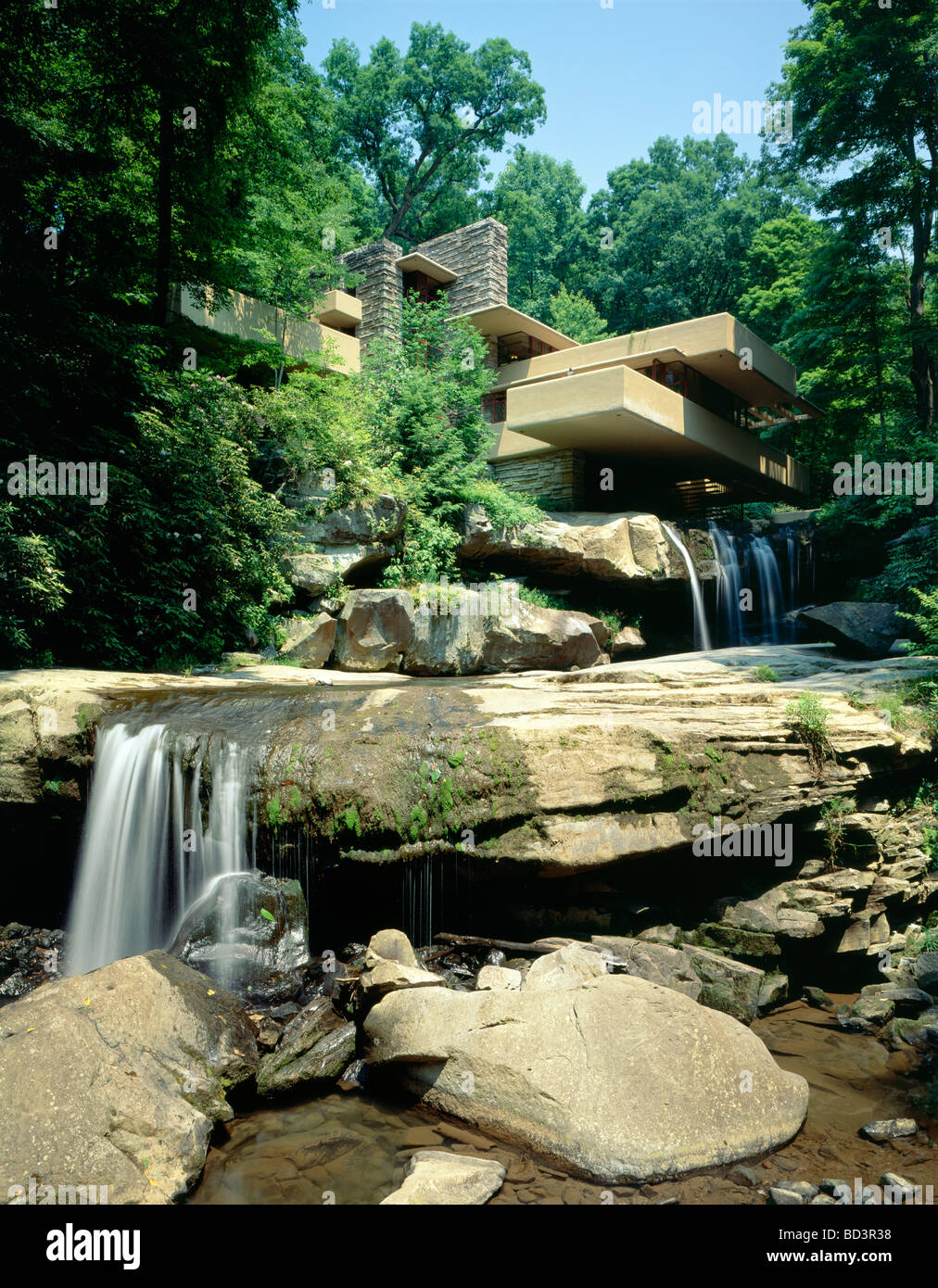 FALLINGWATER FRANK LLOYD WRIGHT ENTWORFENEN NACH HAUSE FÜR DIE KAUFMANN FAMILIE 1936 BÄREN PENNSYLVANIA USA LAUFEN Stockfoto