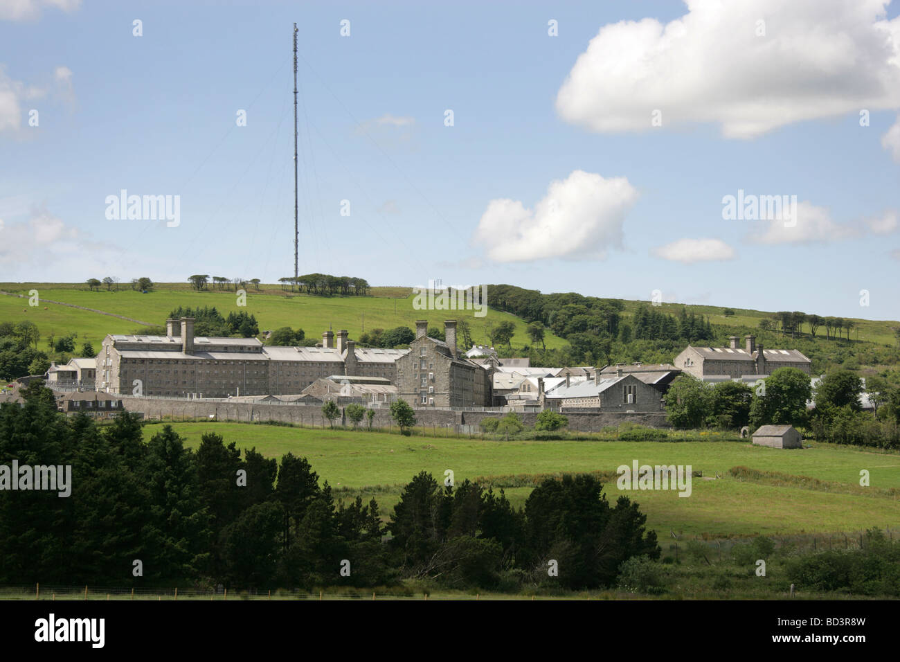 Dorf von Princetown, England. Fernsicht auf der Ostfassade und Wände des frühen 19. Jahrhunderts HM Gefängnis Dartmoor. Stockfoto