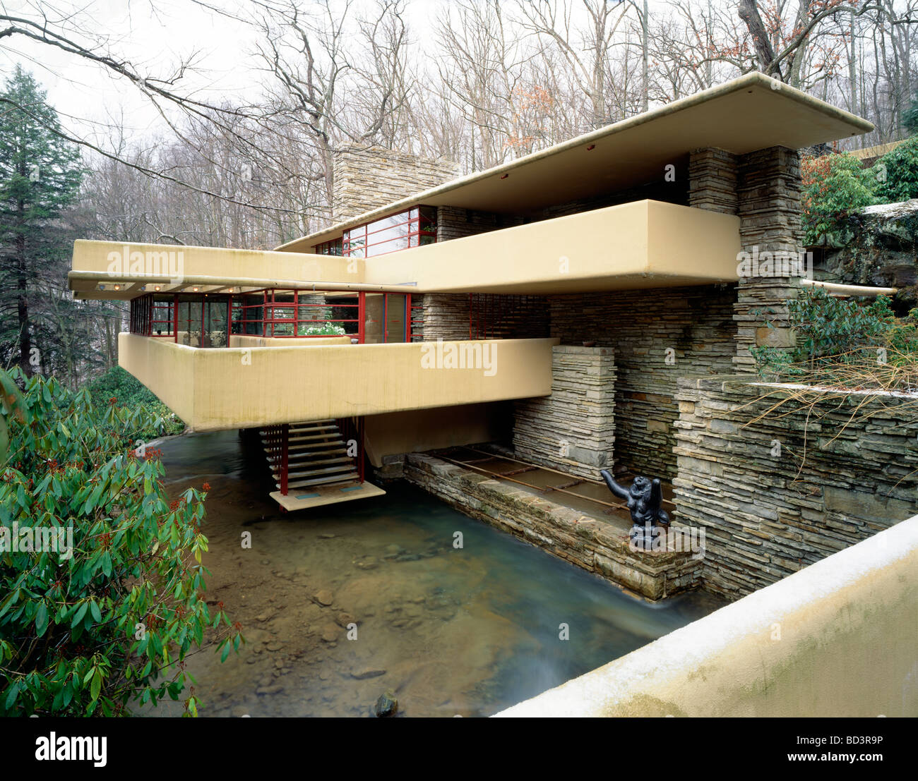 FALLINGWATER FRANK LLOYD WRIGHT ENTWORFENEN NACH HAUSE FÜR DIE KAUFMANN FAMILIE 1936 BÄREN PENNSYLVANIA USA LAUFEN Stockfoto