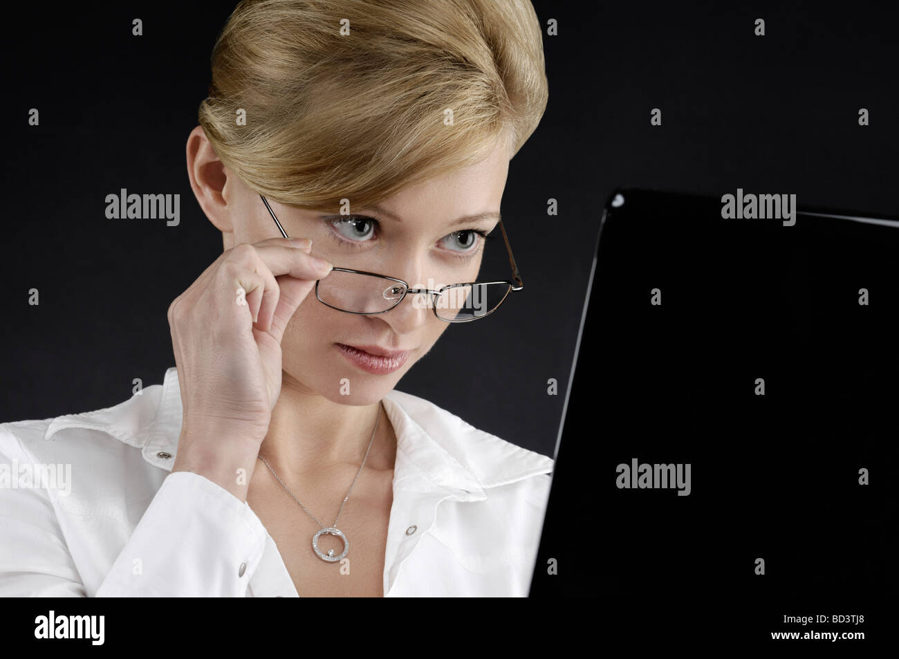 Junge Frau mit einem surprized Ausdruck Blick auf einem Computer-display Stockfoto