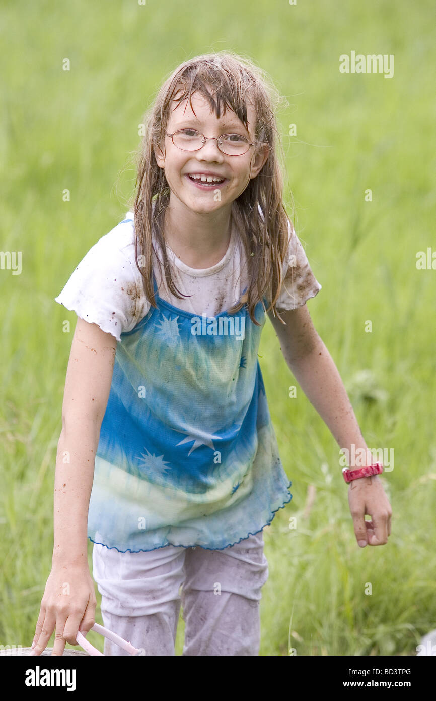 Junges Mädchen zeigt triefend nasse Kleidung und Wasser tropft aus ihr nach  zufälligen Ausrutscher Stockfotografie - Alamy