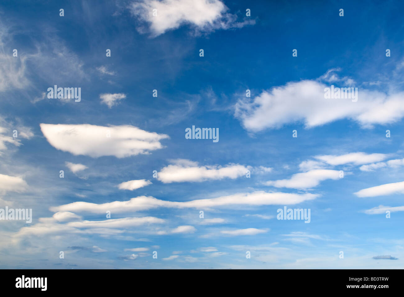 Weiße Wolkenbildung gegen einen blauen Himmel in Schottland Stockfoto
