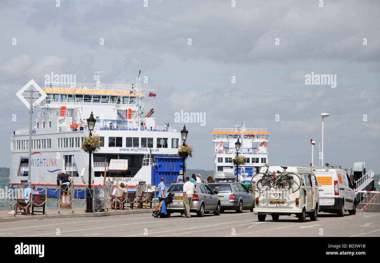 Ankommende und abfliegende Wightlink Personen- und Fahrzeug-Fähren in Yarmouth Isle Of Wight südlichen England UK Stockfoto