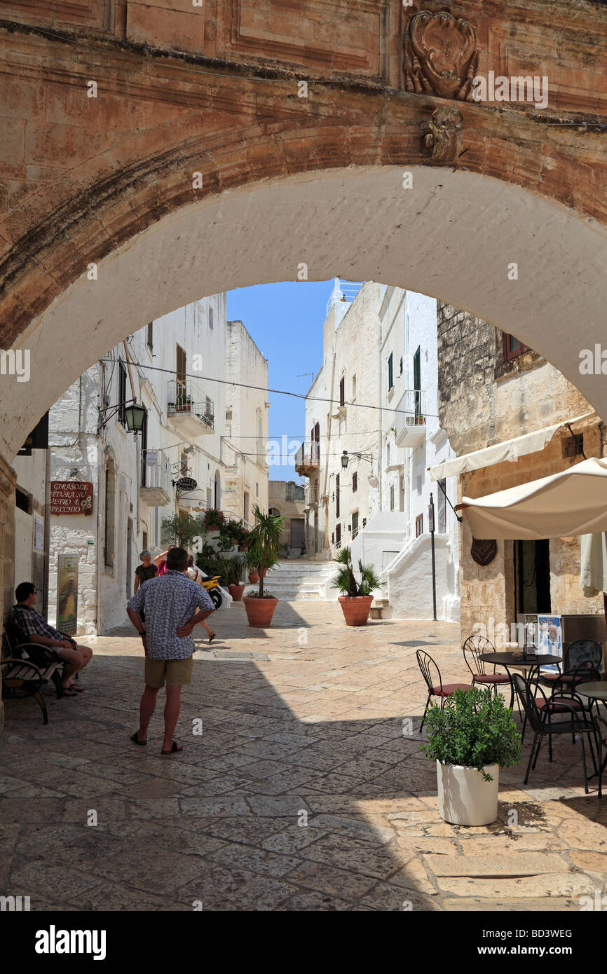 Touristen in einer Straße im Centro Storico, Ostuni, Apulien, Italien. Stockfoto