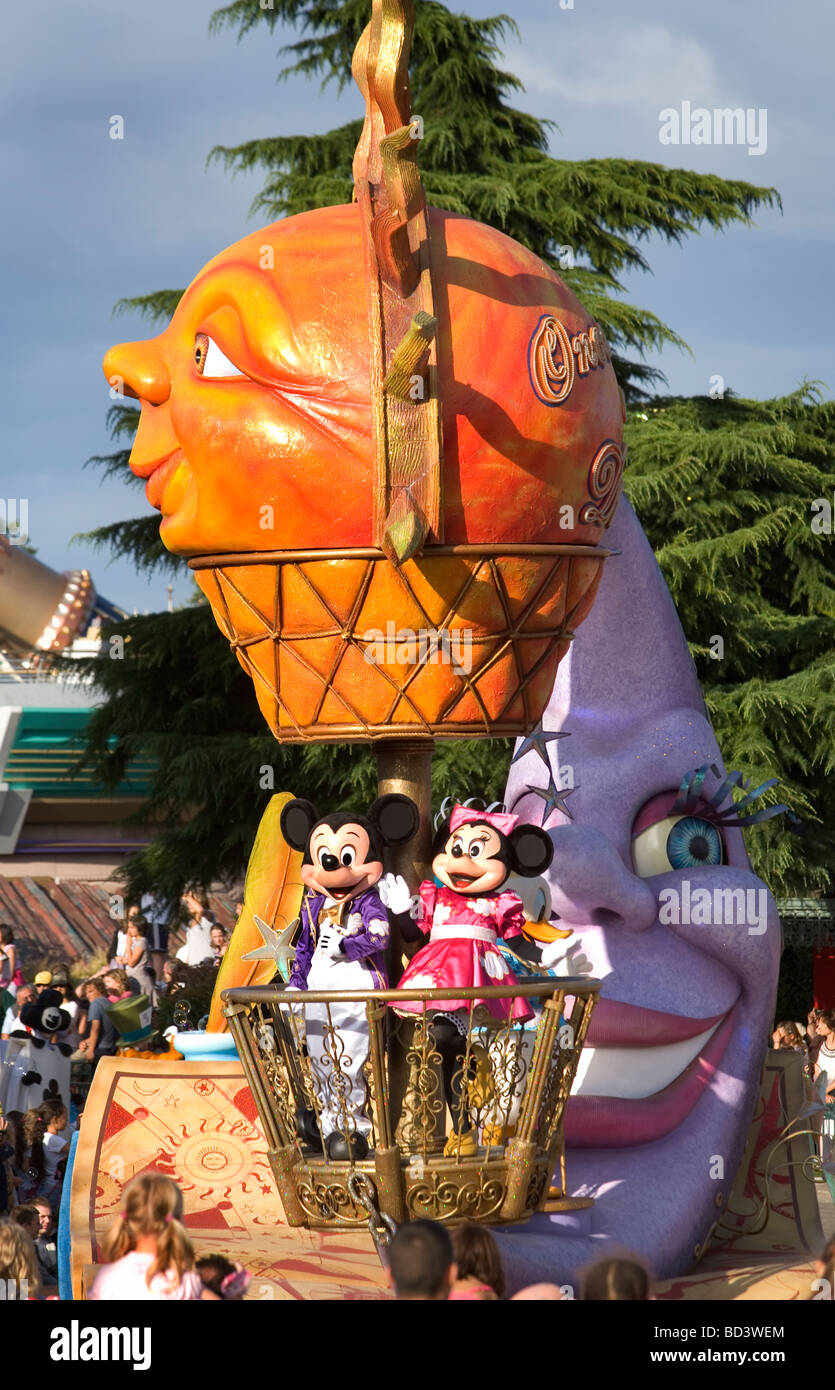 Mickey und Minnie Mouse Zeichen in der einmal auf a Dream Parade, Disneyland Paris, Frankreich Stockfoto