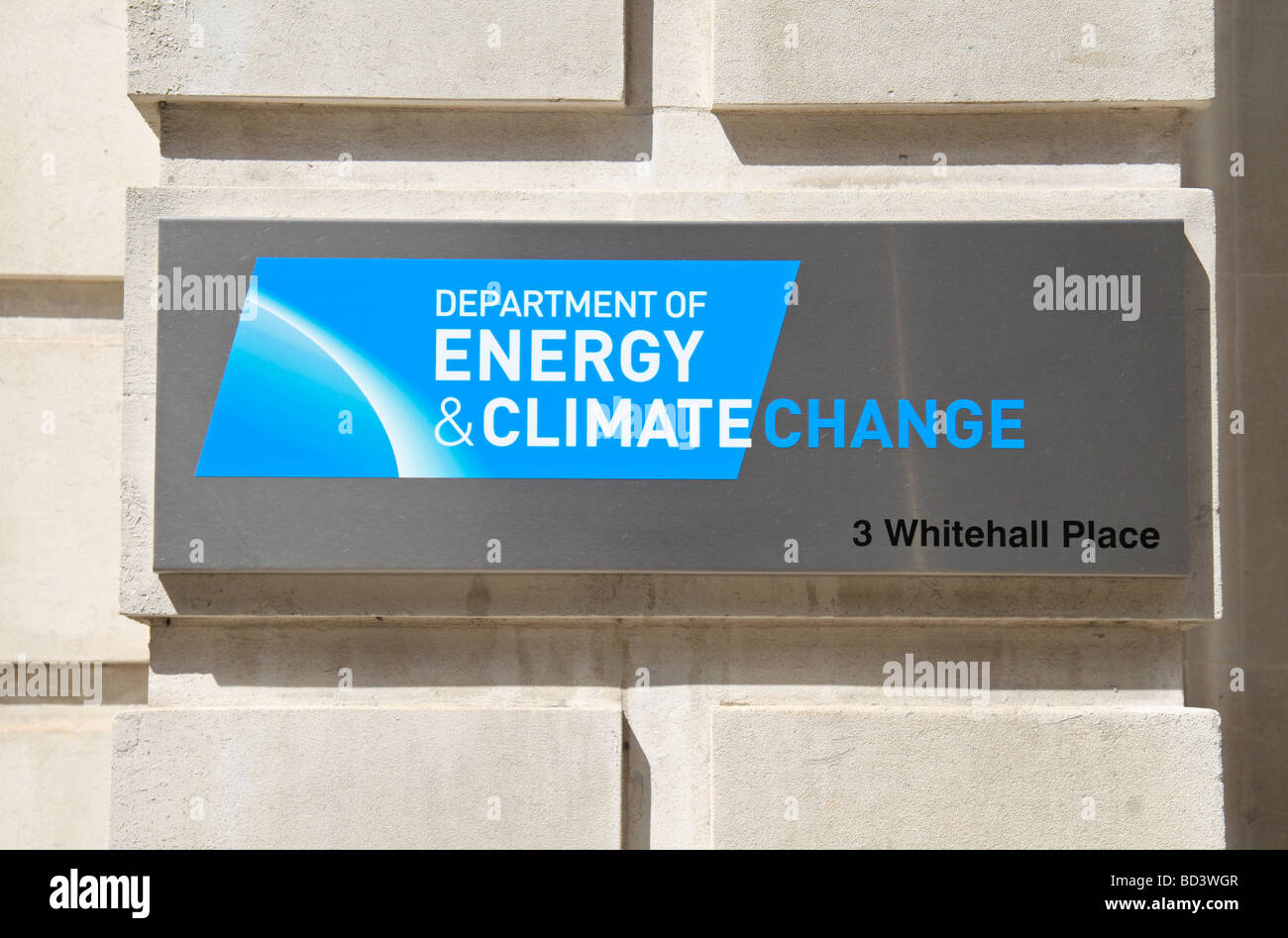 Gedenktafel am Eingang zu der Abteilung der Energie & Klimawandel, in 3 Whitehall Place, London, UK. Stockfoto