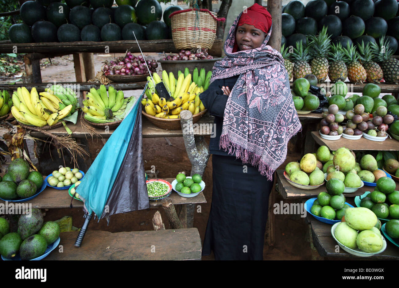 Ein junges Mädchen verkauft Obst auf die Kampala nach Masaka Road, Uganda, Ostafrika. Stockfoto