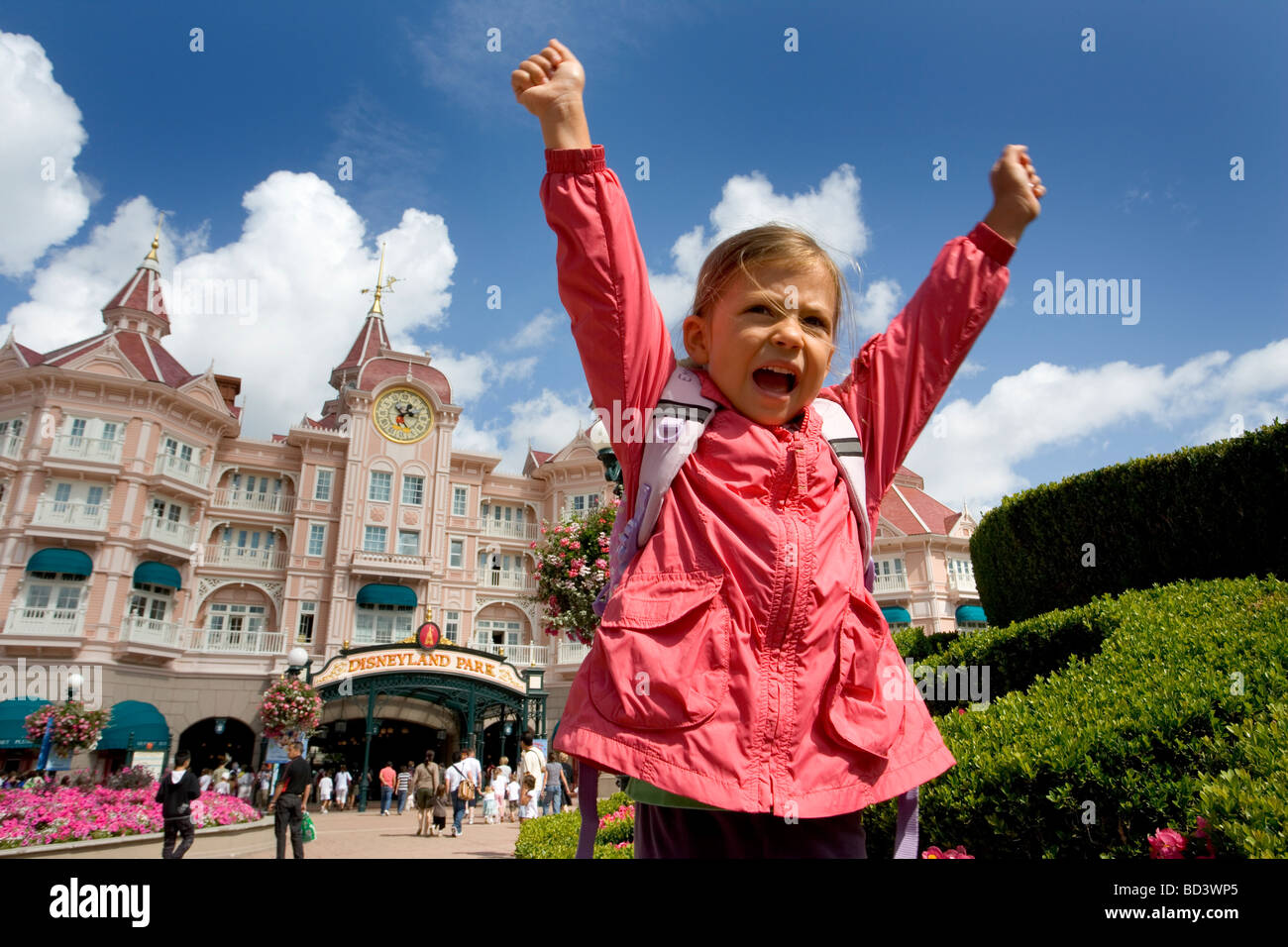 Ein Kind zeigt Spannung am Eingang zum Disneyland Paris, Frankreich Stockfoto