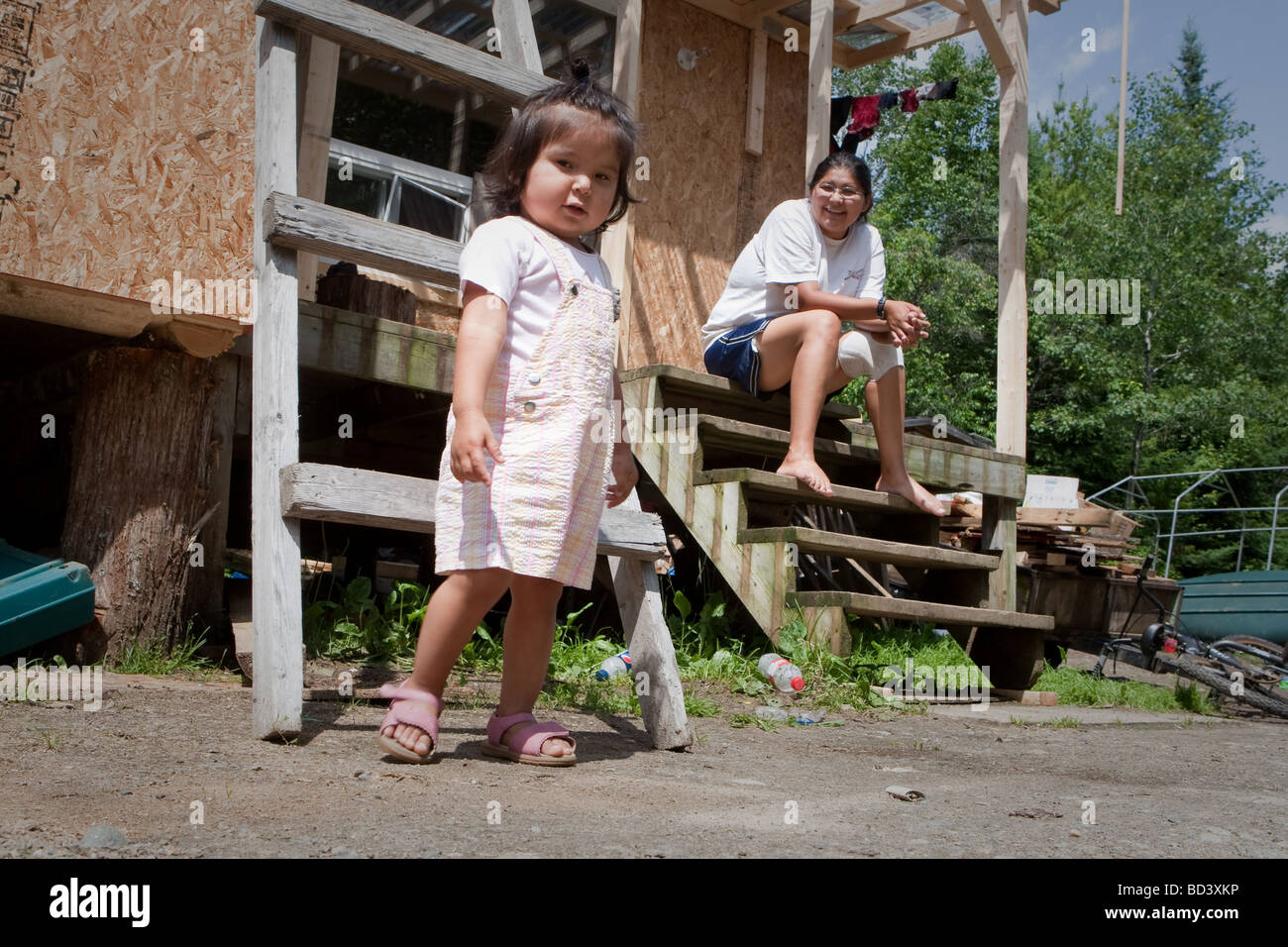 20 Monate alte Janice Papatie als ihre Mutter vor ihrem Haus steht sieht Melanie in einem Algonquin Anicinape Gemeinschaft Stockfoto
