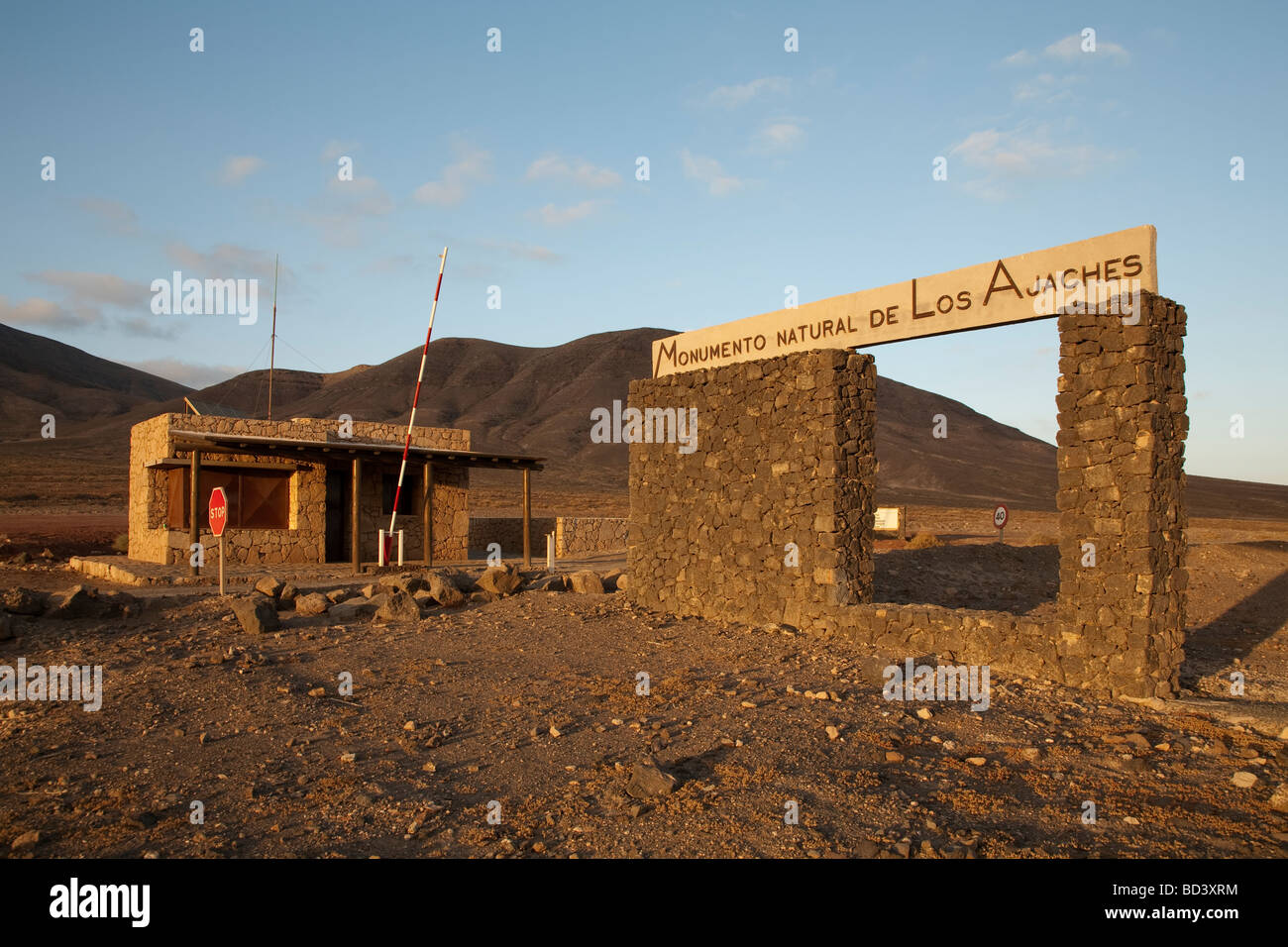 Tor zum Papgayo Beach im Los Ajaches Park in der Rubicon-Wüste in der Nähe von Playa Blanca auf Lanzarote auf den Kanarischen Inseln Stockfoto