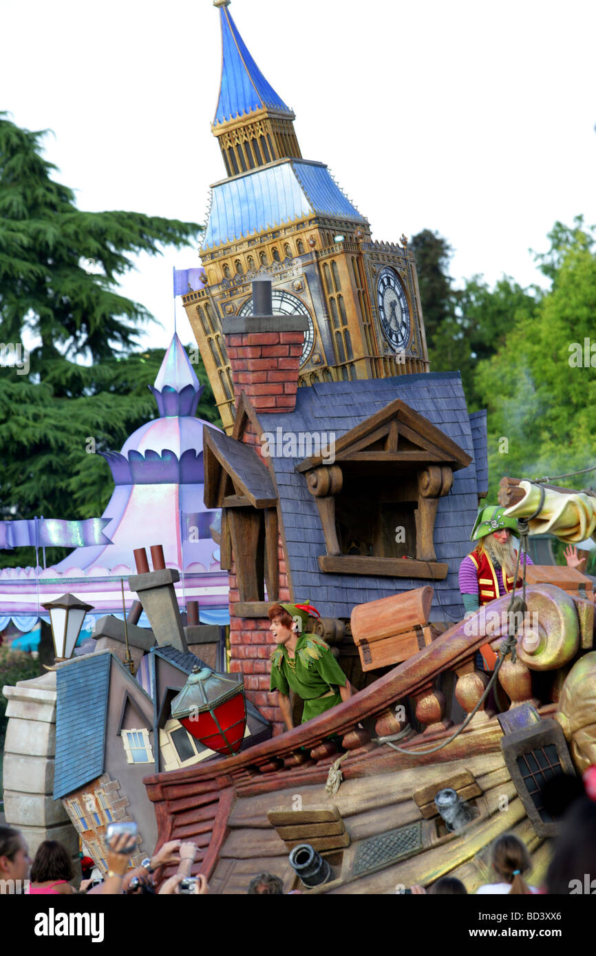 Peter Pan In Der Disney Parade Im Disneyland Paris Frankreich Stockfotografie Alamy