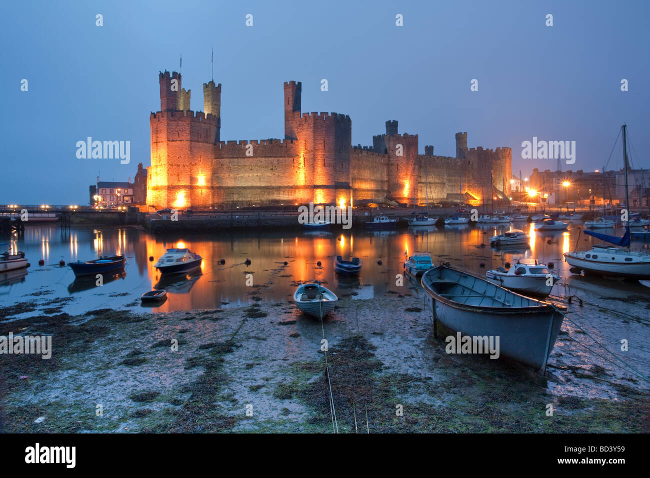 Caernarvon Castle in der Abenddämmerung North Wales Uk Stockfoto