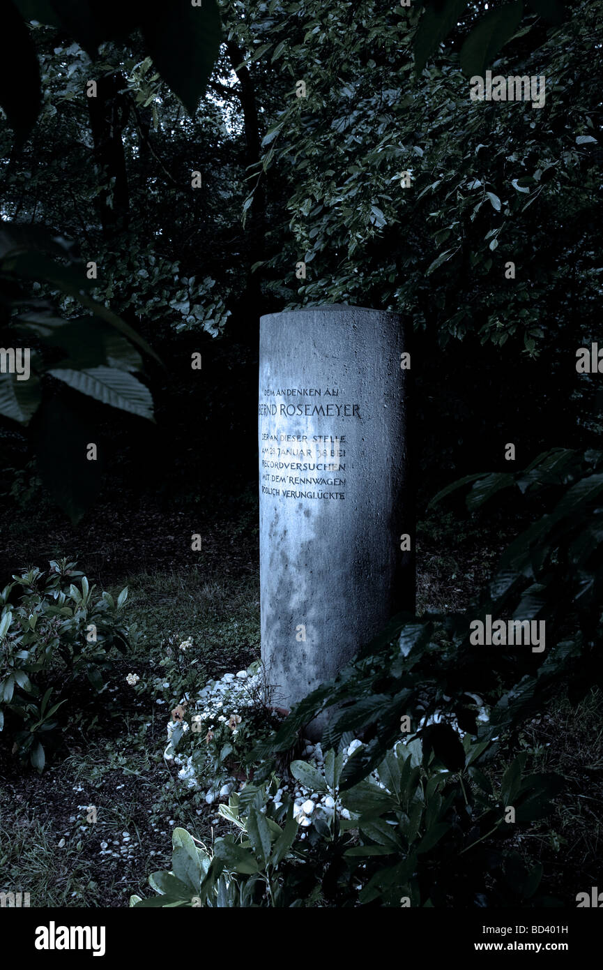 Bernd Rosemeyer Marker er starb versucht einen Geschwindigkeitsweltrekord 1938 Darmstadt Autobahn Stockfoto