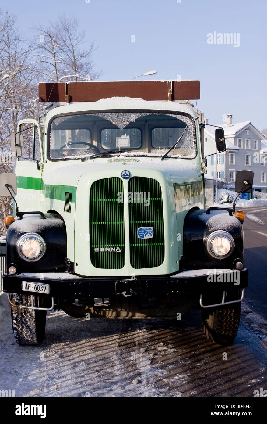 Schweizer Oldtimer LKW geparkt am Straßenrand Stockfotografie - Alamy