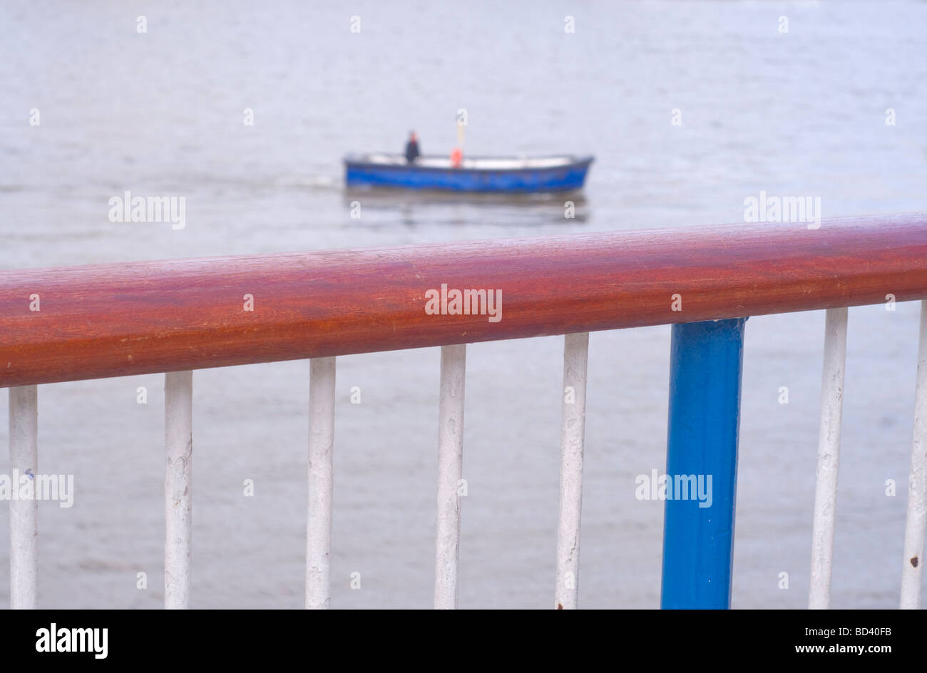 Boot schwimmt auf der Themse, South Bank, London Stockfoto