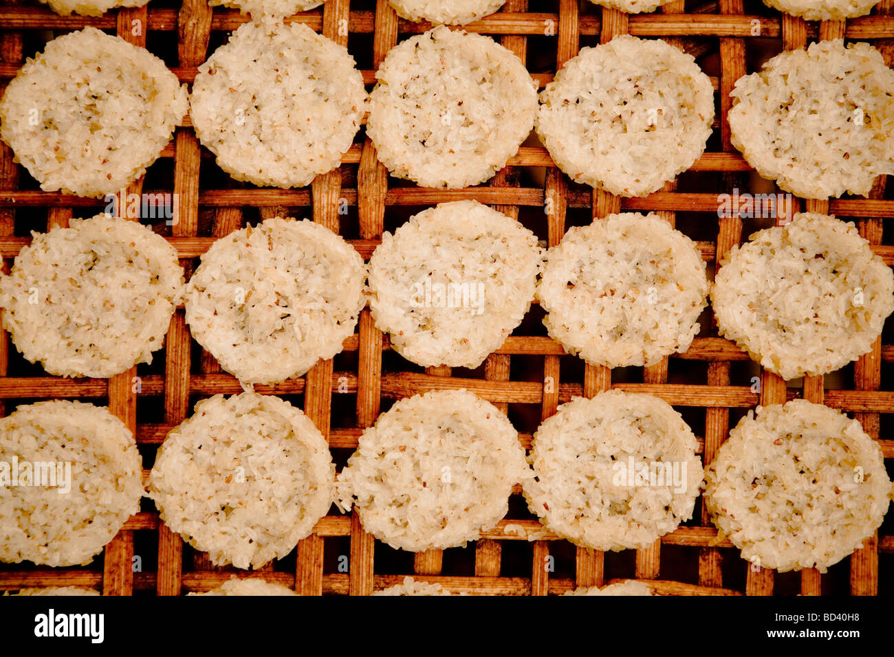 Reiskuchen Trocknung auf der Straße in Luang Prabang, Laos Stockfoto