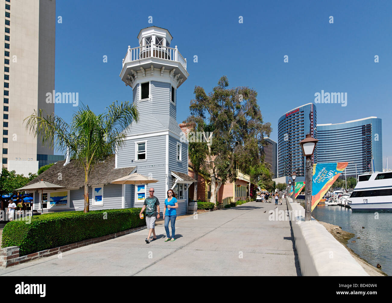 Seaport Village ist ein Einkaufsmöglichkeiten und Restaurants Komplex mit Blick auf die Bucht in San Diego, Kalifornien. Stockfoto