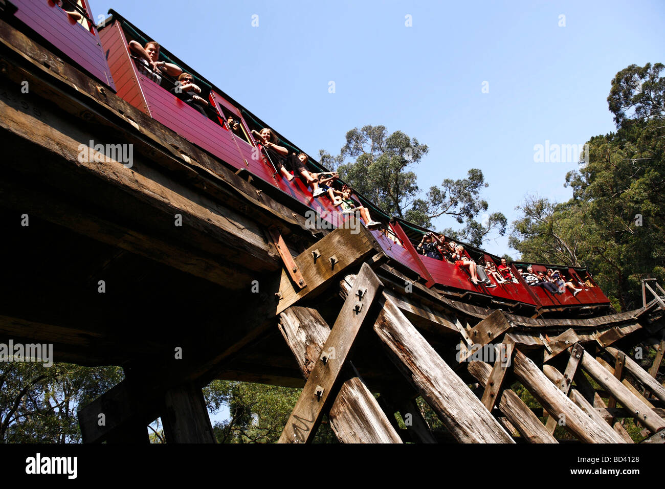 Puffing Billy Personenwagen der Trestle-Brücke gebaut in 1899 die Dandenong reicht Victoria Australien Stockfoto