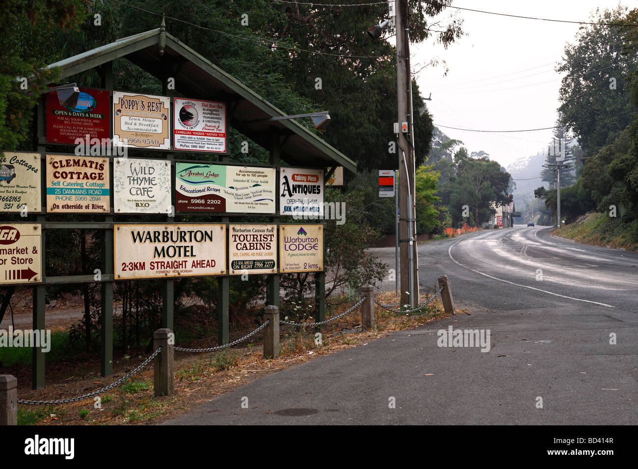 Bushfire Rauch und Landstadt Werbung Board of Warburton Victoria Australien Stockfoto