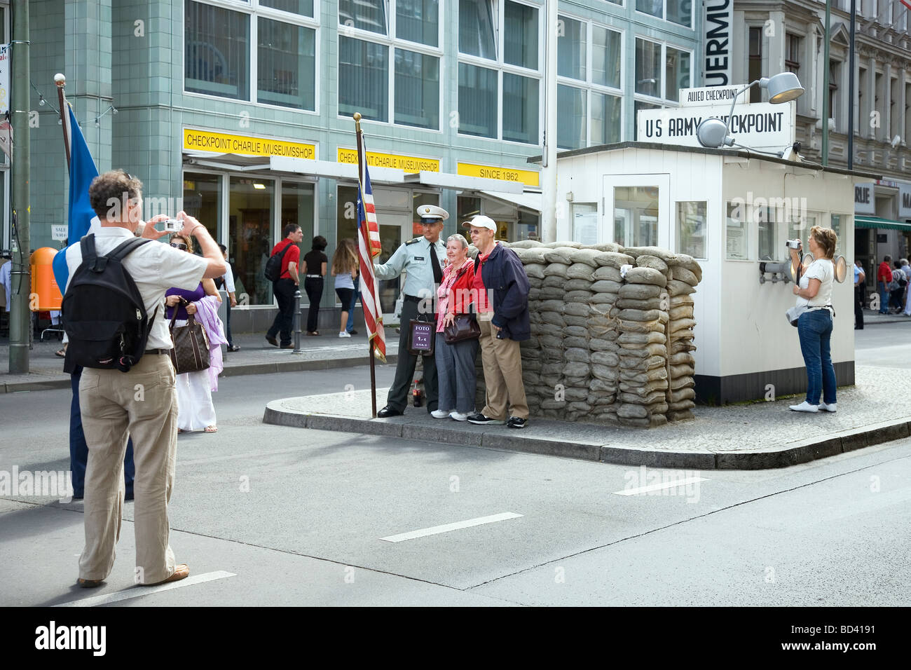 Touristen am Checkpoint Charlie, Berlin, Deutschland Stockfoto