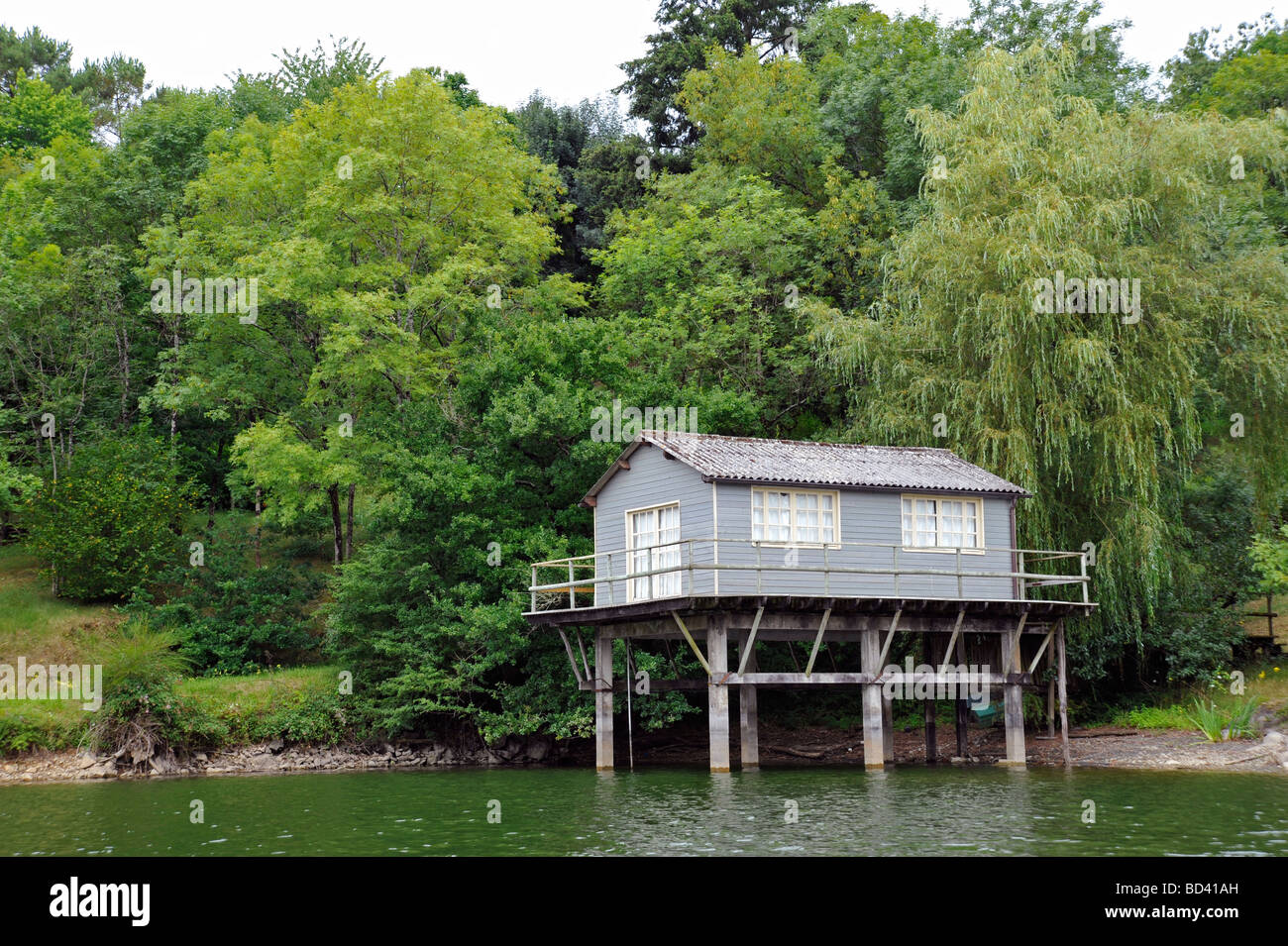 alten Blockhütte, Bootshaus am Rand des Wassers auf See Mervent. Frankreich Stockfoto