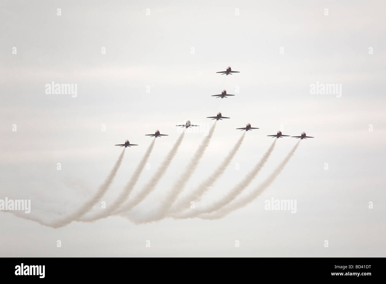 Die roten Pfeile fliegen in der Concorde-Bend-Bildung an der Sunderland International Airshow 2009. Stockfoto