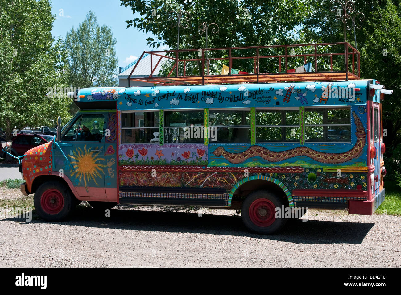 Hippie-Bus mit bunten Dekorationen "Für nur zur redaktionellen Nutzung" Stockfoto