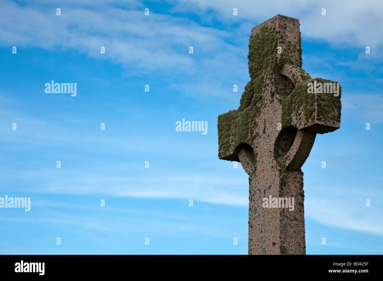 Verwitterte alte keltische Kreuz mit Moos und Flechten auf Iona, einer kleinen schottischen Insel, in den Inneren Hebriden fotografiert verkrustet Stockfoto