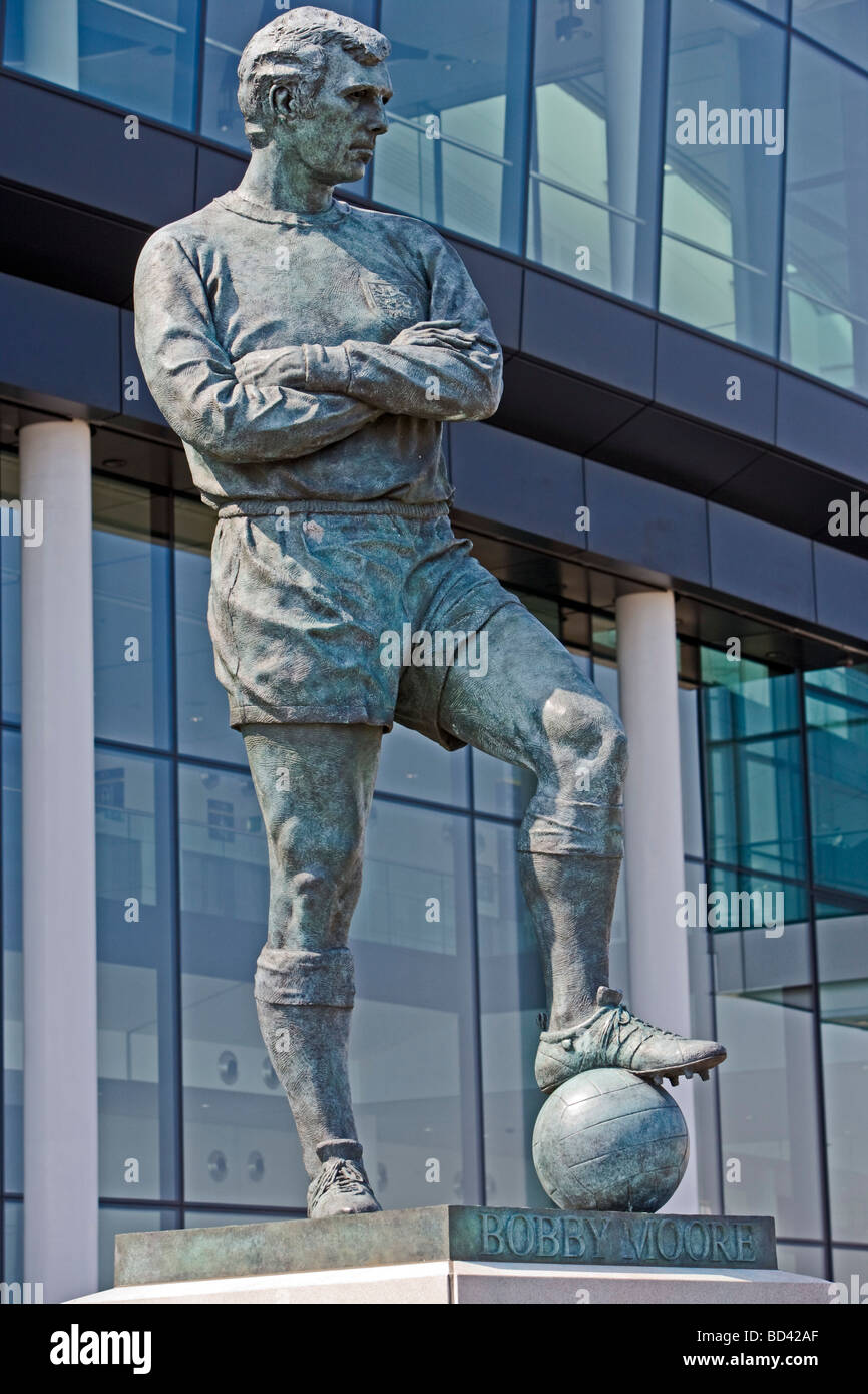 Statue von England Fußball-Kapitän Bobby Moore Wembley-Stadion London England Donnerstag, 2. Juli 2009 Stockfoto